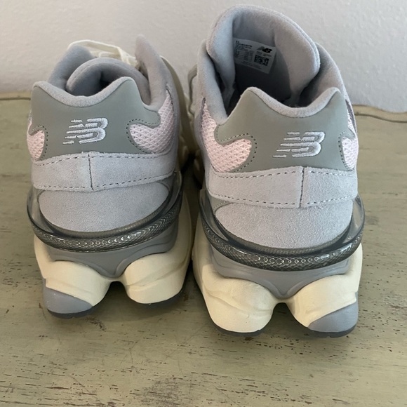 New Balance® Unisex 9060
Sneakers W Size 8.5 Pink
Granite Silver Metallic $150 - Picture 8 of 13